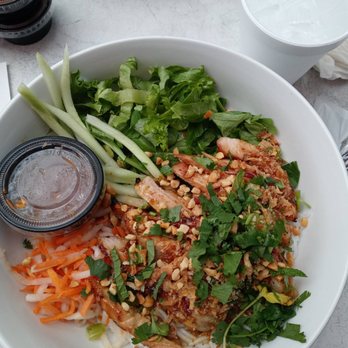 Vui's Kitchen - Noodle Bowl with chicken - disappointing - Vegan Near Me - Nashville, Tennessee Vui's Kitchen - Noodle Bowl with chicken - disappointing - Vegan Near Me - Nashville, Tennessee