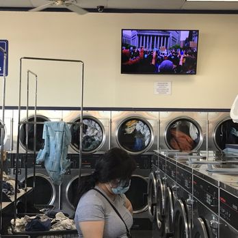 SoCal Wash and Fold - Van Nuys - I'll look at the inside of the Laundry Mat. - Laundromat Near Me - Van Nuys, California SoCal Wash and Fold - Van Nuys - I'll look at the inside of the Laundry Mat. - Laundromat Near Me - Van Nuys, California