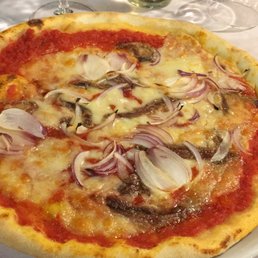 Pizza with anchovies and onions (instead of capers)