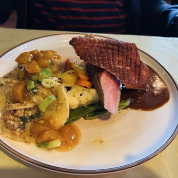 Zum Eichamt - Gebratene Entenbrust, Mango, Walnus-Ravioli und Gemüse - German Near Me - Zell, RP Zum Eichamt - Gebratene Entenbrust, Mango, Walnus-Ravioli und Gemüse - German Near Me - Zell, RP