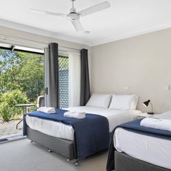 The Park Hotel Motel - Triple share room