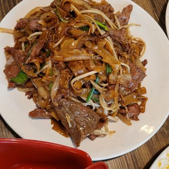 Hunan Garden - Flat wide noodles with bean sprouts and beef. - Taiwanese Near Me - Johns Creek, Georgia Hunan Garden - Flat wide noodles with bean sprouts and beef. - Taiwanese Near Me - Johns Creek, Georgia