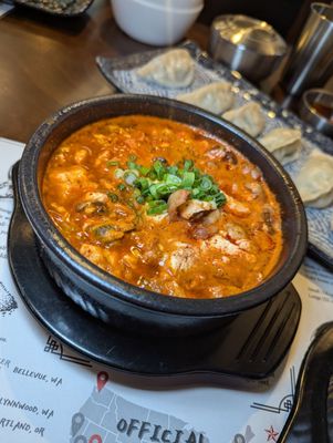 Yi's Traditional Korean Beef Soup Restaurant (이가네 전통 설렁탕) by null