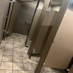 TB3 Bar And Gril - Clean bathrooms
