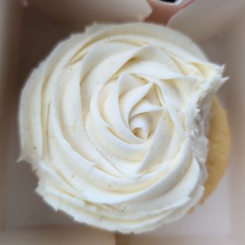 Crumbl - Woodbridge - Lemon cake - Bakeries Near Me - Vaughan, Ontario