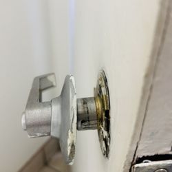 Quality Inn - Bathroom door handle falling off