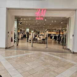 H&M - H&M Man entrance