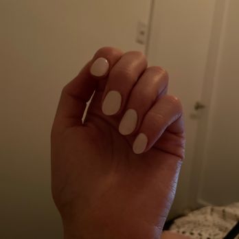 Wellzen Lounge - Powder gel manicure in white - Nail Salons Near Me - Brooklyn, New York
