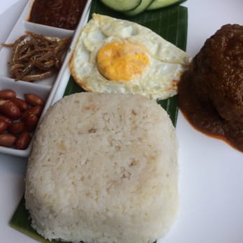 Banana Leaf - Coconut rice with chicken and a variety of condiments (fried egg, peanuts, anchovies.) - Malaysian Near Me - Glasgow, GLG
