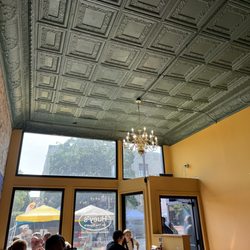 Huey's on the Square - Dining area