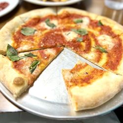 Il Vesuvio Italian Restaurant & Pizzeria - Margherita Pizza - yummy.