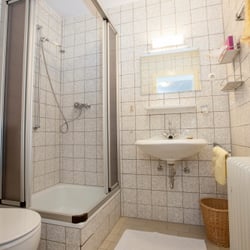 Hotel Zum Goldenen Fässchen - Badezimmer, kleines Einzelzimmer, 1. Etage