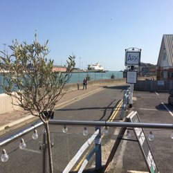 Ark Inn - Uitzicht vanaf terras; ferry komt juist binnen