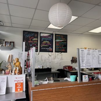 Yumbo Poke - Counter - Asian Fusion Near Me - Fort Lauderdale, Florida