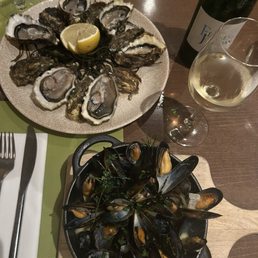 Fresh oysters & mussels