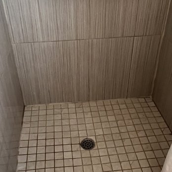 Padre Oaks Inn - Shower needs a good cleaning. The color camouflages the dirt. - Hotels Near Me - Monterey, California Padre Oaks Inn - Shower needs a good cleaning. The color camouflages the dirt. - Hotels Near Me - Monterey, California