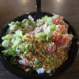Small poke white rice and tuna with all the yummy fixings