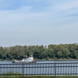 Holiday Inn Owensboro Riverfront - A beautiful day to be working on my laptop on the patio