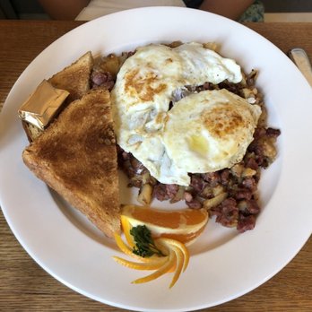 Evergreen Eatery & Cafe - Corned beef hash and eggs - Breakfast & Brunch Near Me - Boston, Massachusetts
