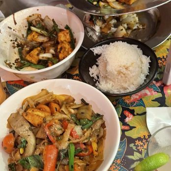 Aroi Mak Mak - drunken noodles w tofu, tofu stir fry w steamed rice - Cocktail Bars Near Me - Redlands, California Aroi Mak Mak - drunken noodles w tofu, tofu stir fry w steamed rice - Cocktail Bars Near Me - Redlands, California