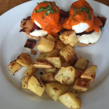 Bloom - Eggs Benedict with goat cheese and smoked bacon - Coffee & Tea Near Me - Los Angeles, California