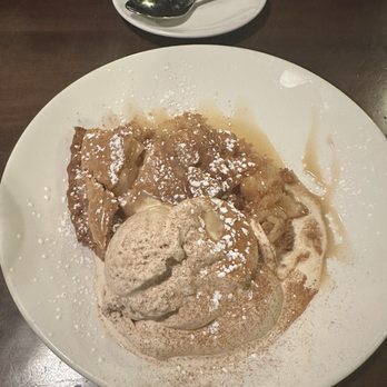 Annie Gunn's - Apple Pie with Clementine's cinnamon ice cream - American Near Me - Chesterfield, Missouri Annie Gunn's - Apple Pie with Clementine's cinnamon ice cream - American Near Me - Chesterfield, Missouri