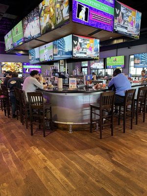 Pluckers Wing Bar by null