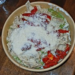 Pastasole - Fettuccine Alfredo pesto, dried tomatoes and cremy chicken.