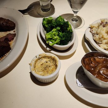 Hondo's - Sides: broccoli, mashed potatoes and sauteed mushrooms - Steakhouses Near Me - Glen Allen, Virginia