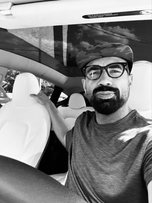 Chelsea Table & Stage by null