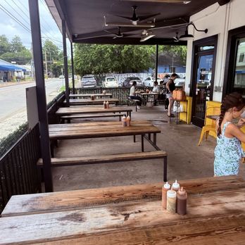 la Barbecue - Outdoor seating - Barbeque Near Me - Austin, Texas