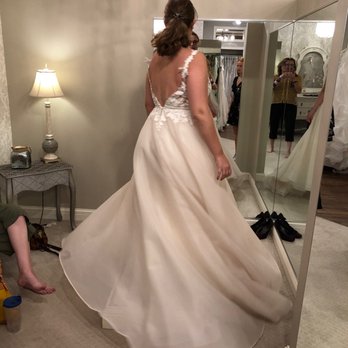 Effie's Bridal Trunk - Great lighting, lots of room for guests. - Bridal Near Me - Burnsville, Minnesota
