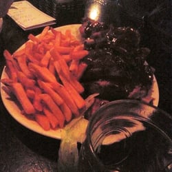 Finnegans Pub - Costelinha ao barbecue com batatas fritas. Muito boas!
