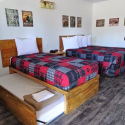 Eagle's Nest Motel - Accessible family room 3 beds