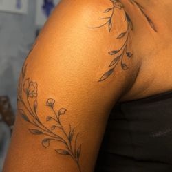 David Rene Tattooing - Flowy vine shoulder piece