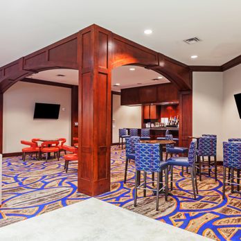 Hilton Waco - Bar - Hotels Near Me - Waco, Texas