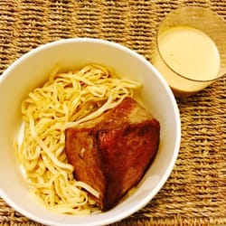 Thon rouge mi-cuit et ses nouilles sauce satay