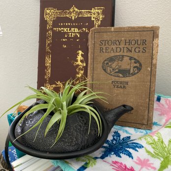 Blooming Tails Kauai - Used, Vintage & Consignment Near Me - Lihue, Hawaii Blooming Tails Kauai - Used, Vintage & Consignment Near Me - Lihue, Hawaii