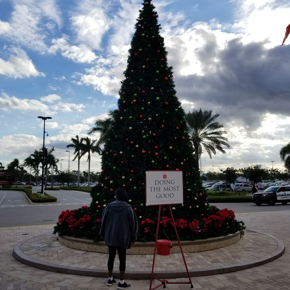Tanger Outlets Palm Beach - Holiday Tree - Shopping Centers Near Me - West Palm Beach, Florida Tanger Outlets Palm Beach - Holiday Tree - Shopping Centers Near Me - West Palm Beach, Florida