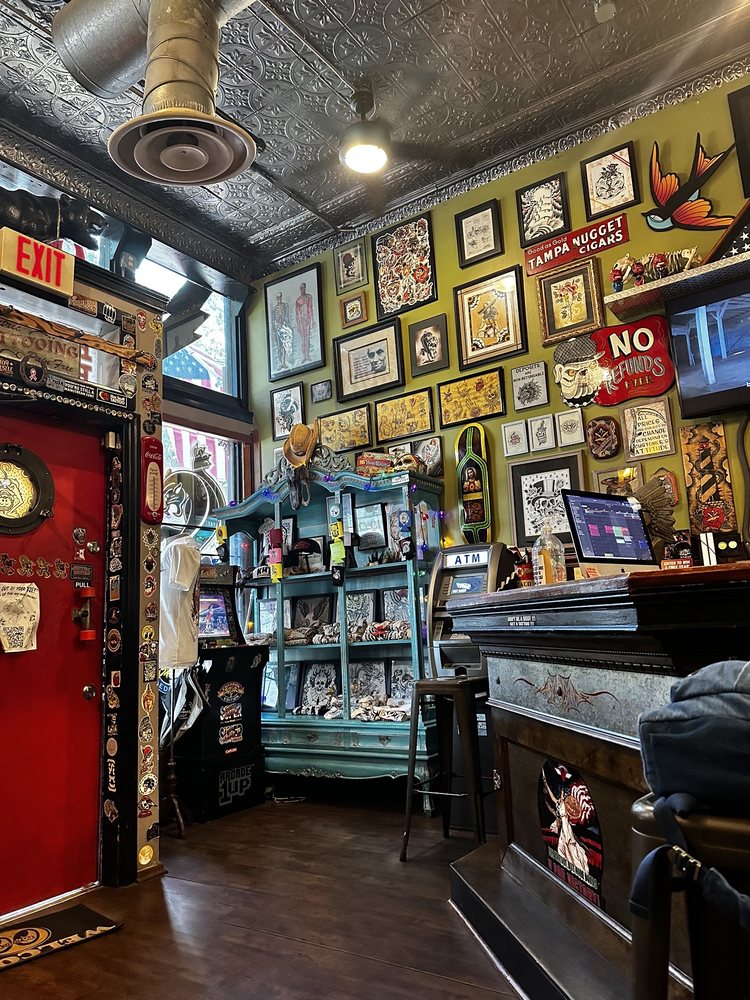 Kustom Hustle Tattoo Parlor Logo