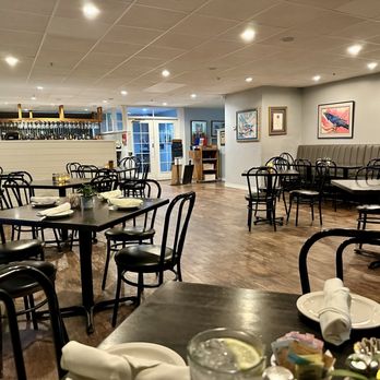 Le Petit - Main dining room - French Near Me - Ventura, California