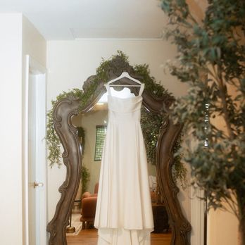 Ethereal Gardens - The bridal suite is spacious enough for getting ready and hanging out with the bridal party (: Photos by: @amandacantonphoto - Venues & Event Spaces Near Me - Escondido, California Ethereal Gardens - The bridal suite is spacious enough for getting ready and hanging out with the bridal party (: Photos by: @amandacantonphoto - Venues & Event Spaces Near Me - Escondido, California