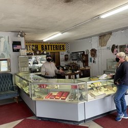 D & L Jewelers - Big lobby ...