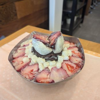 Cocohodo - Strawberry mochi shaved ice - very good! great ratio of toppings to shaved ice - Desserts Near Me - Flushing, New York