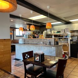 Del Barrio Cafe - Clean eating area. Very colorful.