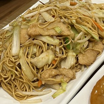 Green Bites Dumpling & Tea Bar - Chicken chowmein - Chinese Near Me - Brampton, Ontario