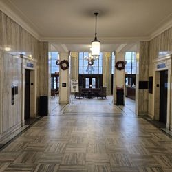 Drury Plaza Hotel Cleveland Downtown - Hallway leading to the lobby
