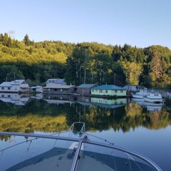Columbia River Eco Tours - Beautiful scenes and reflections on the still water.