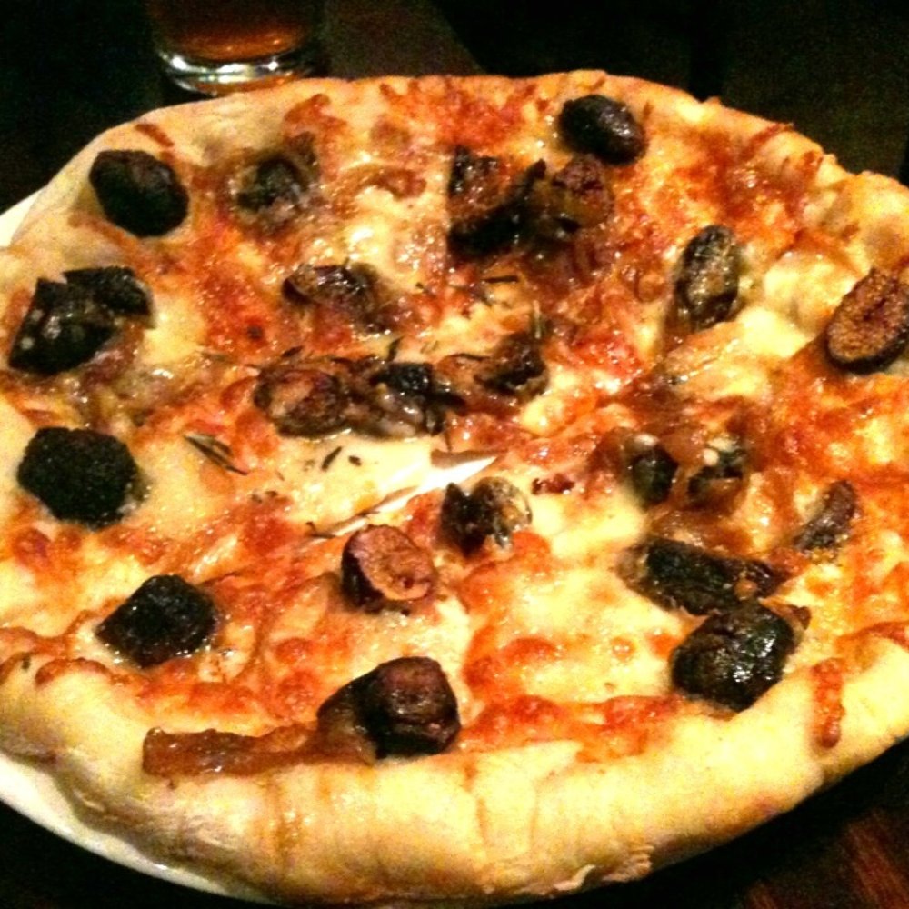 Epulo Bistro - Pizza with figs, caramelized onions and Gorgonzola. Perfect blend of sweet & savory toppings on a chewy, wood-fired crust. - Modern European Near Me - Edmonds, Washington
