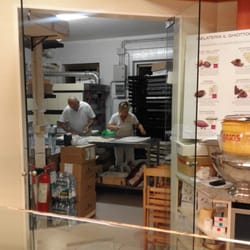 Il Ghiottone - Pasticceri al lavoro in bella vista